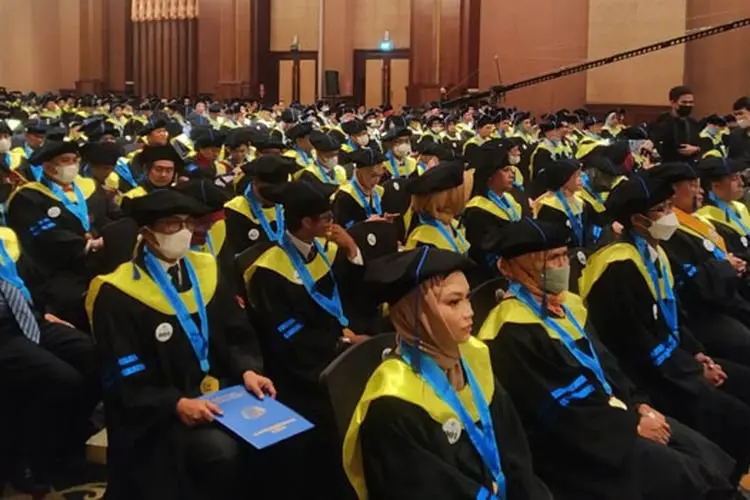 Plt Wali Kota Cimahi Ngatiyana Ikuti Wisuda STIA Bandung