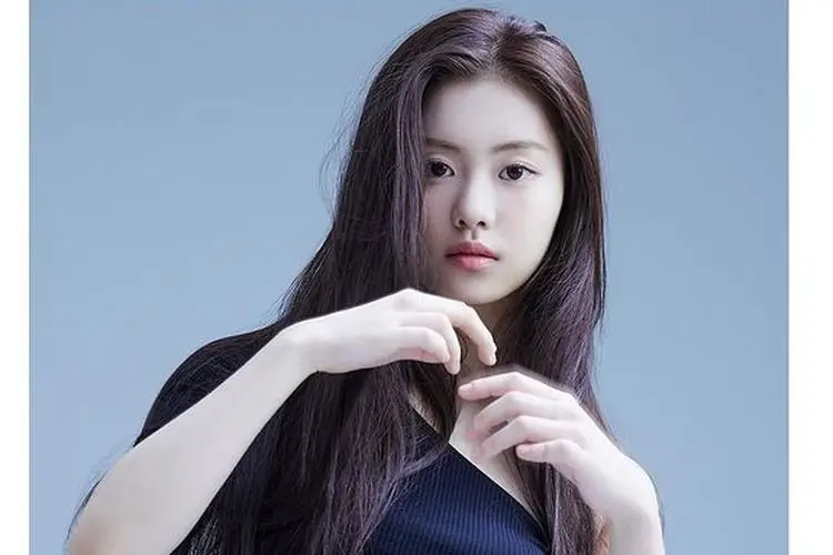 Setelah Hiatus Pasca Kontroversi Bullying, Kim Garam LE SSERAFIM Muncul Kembali di Siaran Jepang