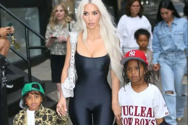 Tampil Mewah dengan Bodysuit ke Acara Jimmy Fallon, Kim Kardashian Boyong Kedua Anaknya!