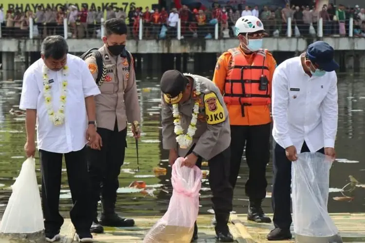 Kapolda Jabar Bersama Forkopimda Garut Tebar 7,6 Juta Benih Ikan Air Tawar di Situ Bagendit