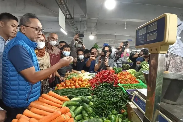 Sidak di Pasar Kosambi Bandung, Zulkifli Hasan Pastikan Tidak Ada Kenaikkan Harga Lagi