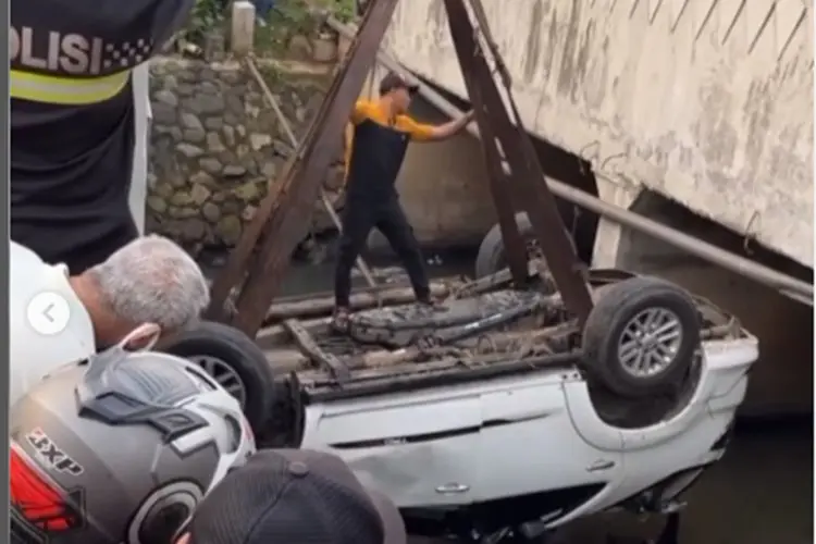 Mobil Fortuner Terjun ke Kali Tebet Usai Tabrak Pagar Pembatas