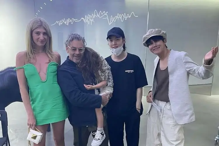 Suga dan J-Hope BTS Hang Out Bareng Kelurga Kecil Tom Sachs di HYBE INSIGHT