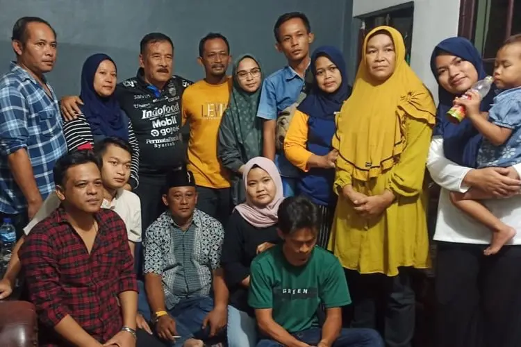 Didampingi Bobotoh dan Panpel, Umuh Muchtar Sambangi Kediaman Keluarga Sopiana Yusuf di Bogor