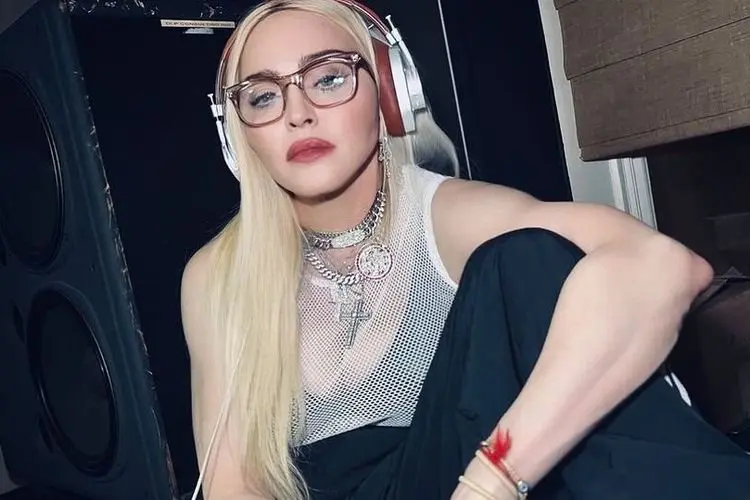 Siapkan Gaya Fashion Memukau di Acara New Yorkâs 2022 Pride, Madonna Unggah Foto Fitting Bersama Anak