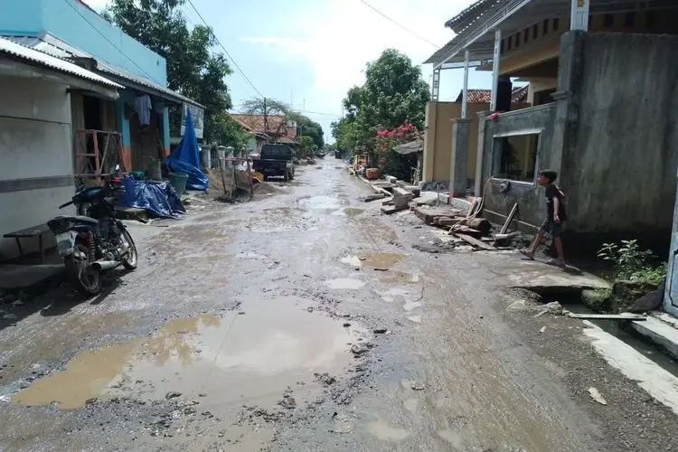 Jalan Penghubung Rusak, Warga Mengeluh dan Minta Segera Diperbaiki