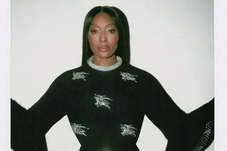 Tampil Percaya Diri dan Berani di Paris Menâs Fashion Week, Ini Tampilan Naomi Campbell yang Serba Ungu!