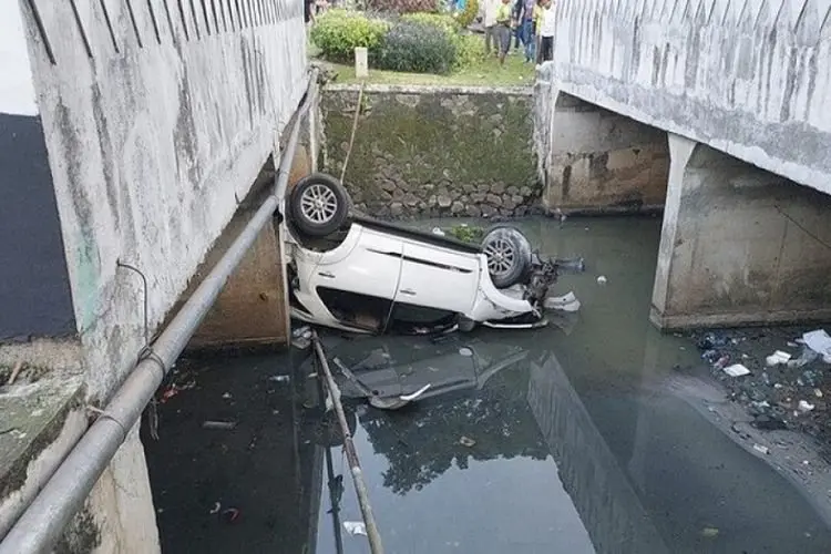Berkendara Sambil Main Hp, Sebuah Mobil Nyungsep ke Kali di Tebet