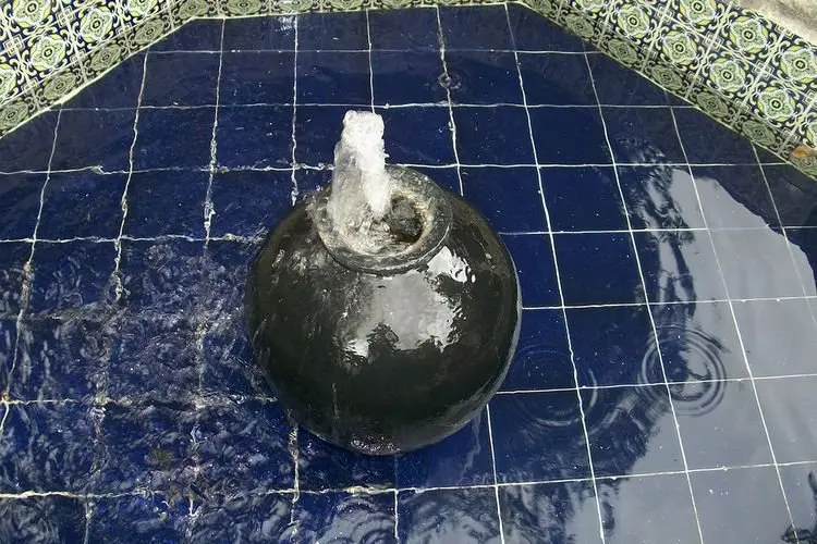 Jarang Ada yang Tahu, Ini Manfaat Menyimpan Air Putih dalam Pot Tanah Liat