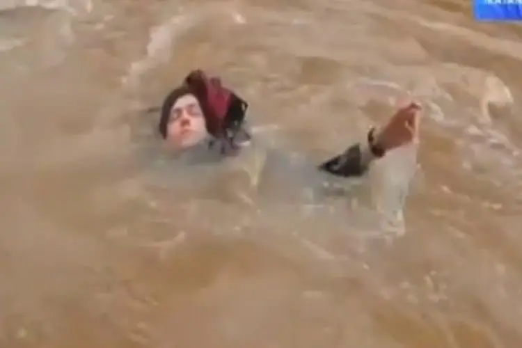 Terjatuh ke Sungai Saat Perbaiki Pipa, Pria di Bandung Dievakuasi Tim Rescue Damkar