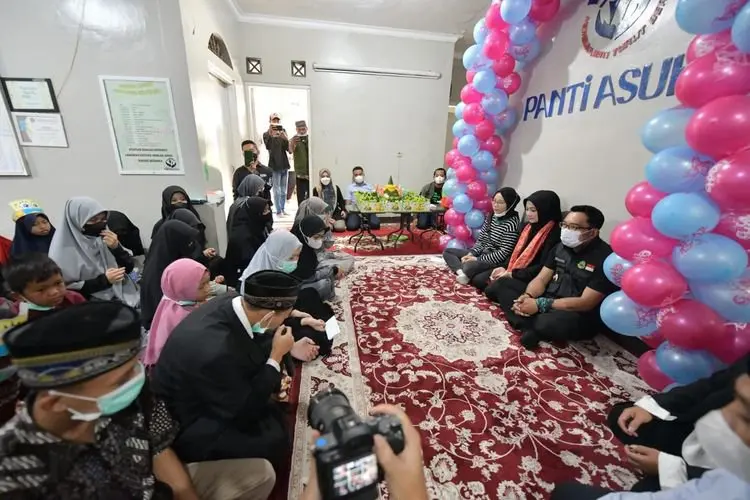Mengenang Eril, Ridwan Kamil dan Keluarga Berbagi dengan Anak Yatim Piatu
