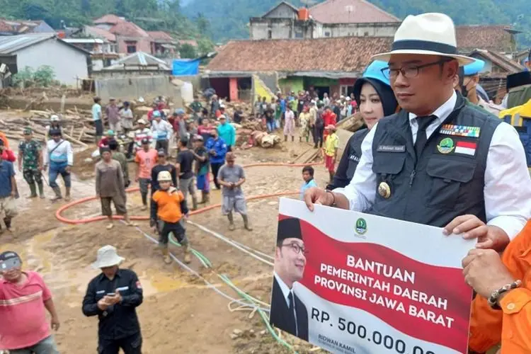 Kunjungi Korban Bencana Banjir Leuwiliang dan Pamijahan, Ridwan Kamil Bantu Rp500 Juta