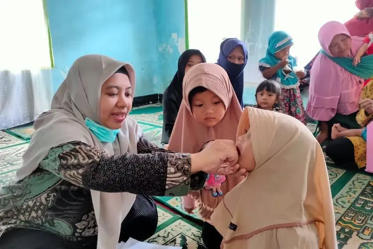 Suka Duka Retno Bidan Desa yang Bertugas di Pelosok Kabupaten Bandung