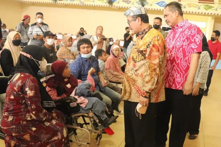 Pemkab Cirebon Berikan Bantuan Sosial Kepada Warga Disabilitas Berat