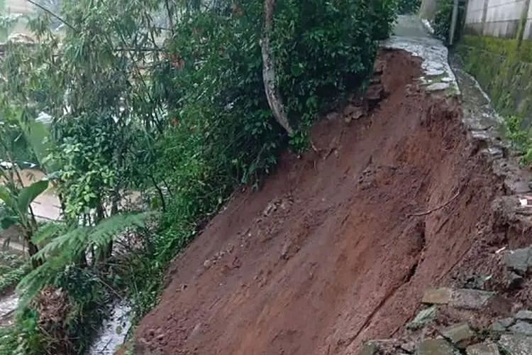 Diguyur Hujan Deras, Akses Jalan di Cikalongwetan Nyaris Putus karena Longsor
