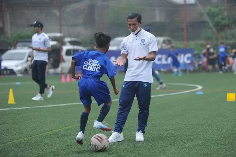Seru! Ketika Persib Ajari Bobotoh Cilik Skill Sepak Bola