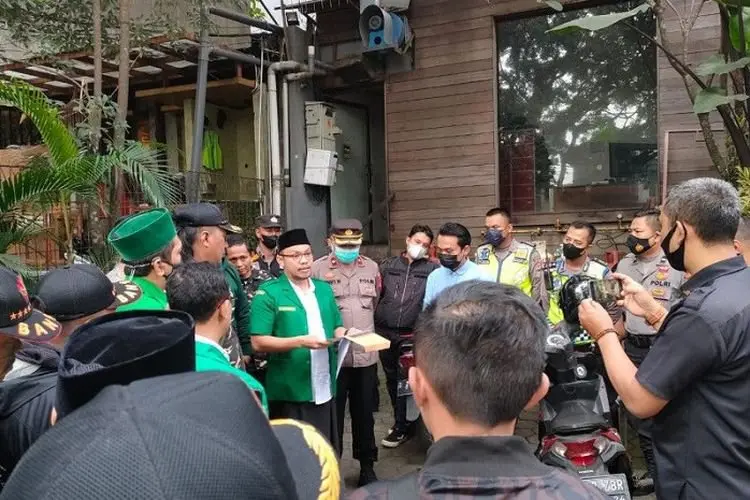 Puluhan Massa dari GP Ansor Kota Bandung Geruduk Holywings