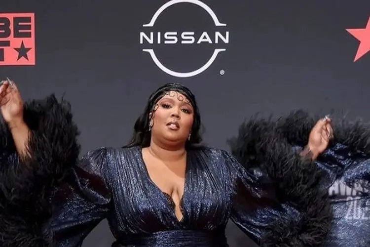 Penyanyi 'Juice' Lizzo Gemparkan BET Awards! Simak Juga Catatan Penghargaannya