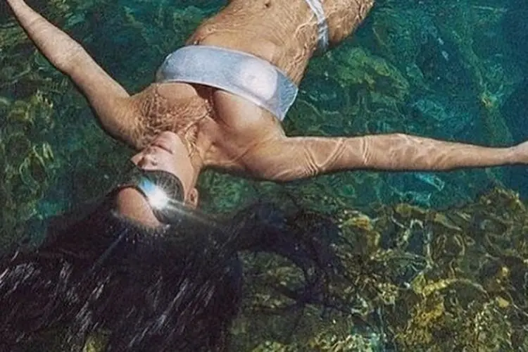 Nikmati Weekend, Kim Kardashian Posting Foto Santai Bak Putri Duyung, Penggemar Terpukau