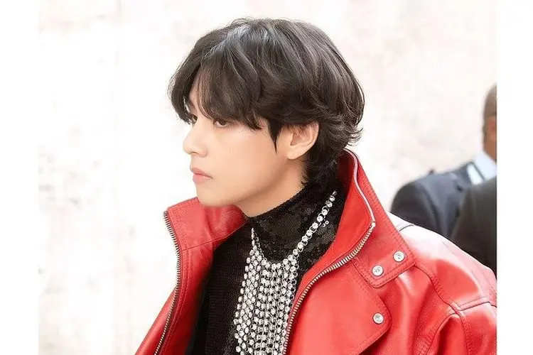 Buat ARMY Menggila, V BTS Pancarkan Aura Mahal di Fashion Show CELINE Paris
