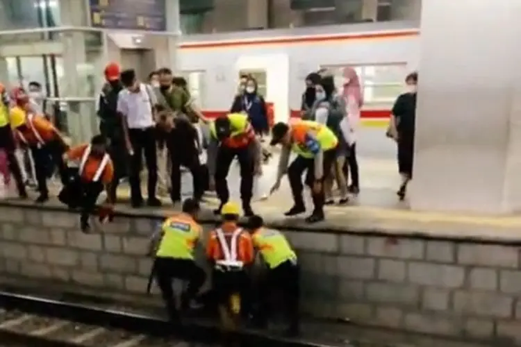 KAI Jelaskan Kronologi Penumpang KRL yang Jatuh di Stasiun Manggarai