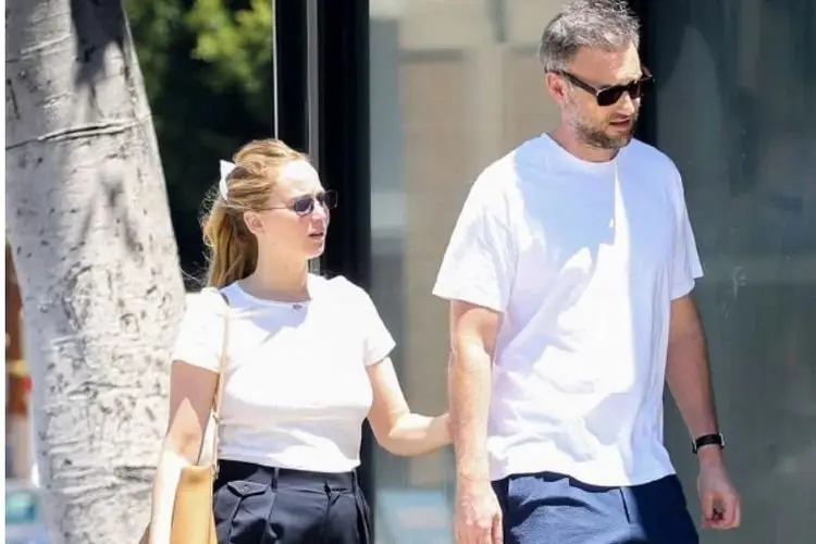 Jennifer Lawrence dan Cooke Maroney Berburu Rumah di Los Angeles, Gaya Santai Mereka Jadi Sorotan!