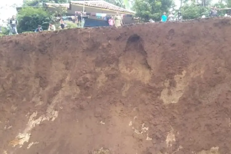 Longsor di CIkalongwetan KBB, Akses Jalan Warga Terputus