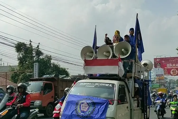 Ratusan Buruh Geruduk Kantor DPRD KBB,Â Kesal Aspirasi Tak Kunjung Ditidaklanjuti