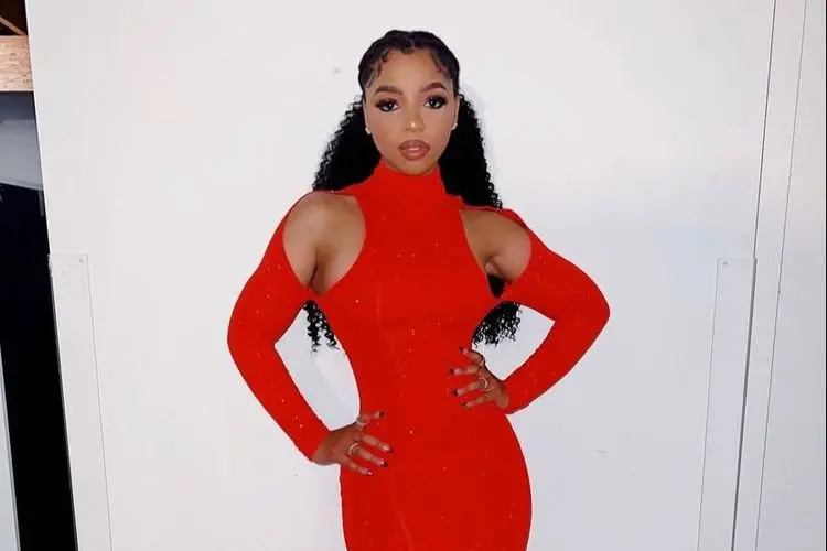 Bawakan Lagu Debut Solo âSurpriseâ, Chloe Bailey Tampil Sparkling dengan Gaun Payet di BET Music Awards 2022