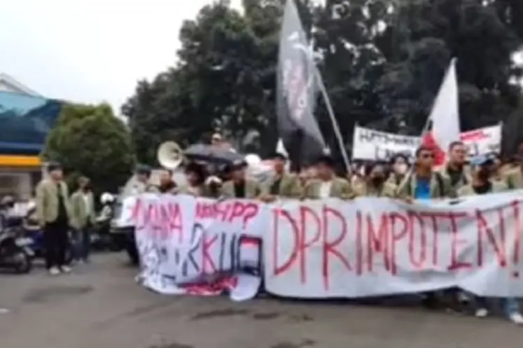 Protes Soal RKUHP, Ratusan Mahasiswa Demo Depan Istana Bogor
