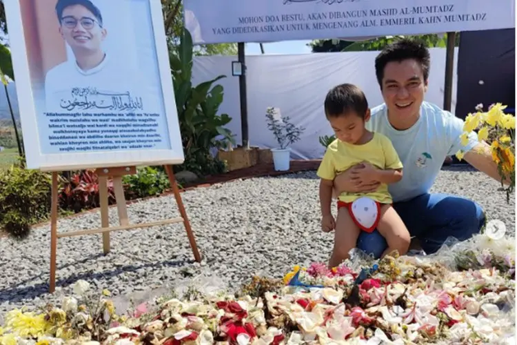 Baim Wong Datangi Makam Eril: Terlalu Banyak Pelajaran Hidup yang Saya Dapat