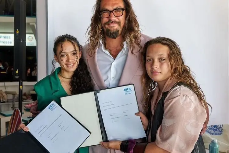 Bintang Film âAquamanâ Jason Momoa Boyong Anak ke Acara Pelestarian Laut pada Konferensi PBB