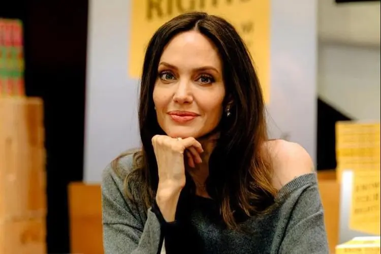 Sambil Temani Syuting, Putri Angelina Jolie, Shiloh Jolie Pitt Habiskan Waktu Liburan dengan Berbelanja