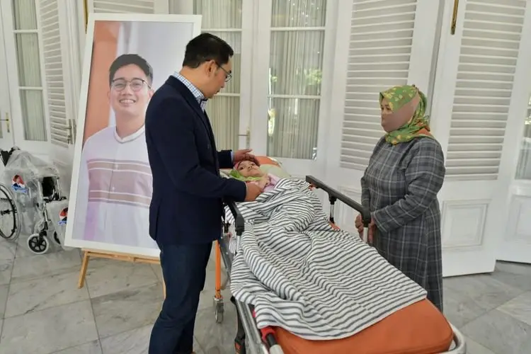 Ridwan Kamil Beri Bantuan Seorang Remaja yang Lumpuh