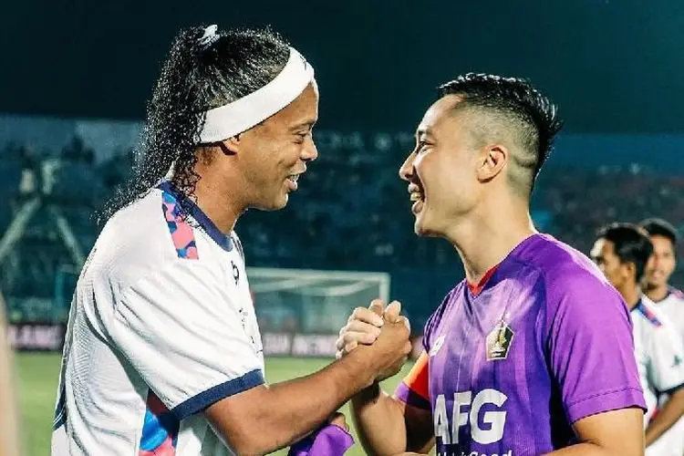 Tak Terima Disebut âAdu Kungfuâ, Persik Kediri Kembalikan Piala Trofeo Ronaldinho?