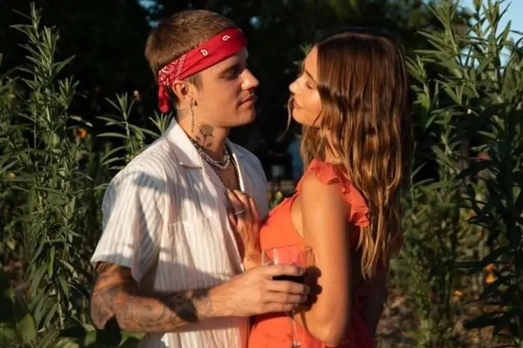 Hailey Bieber Tampak Cantik dengan Hot Pink di Instagramnya, Sekaligus Berikan Semangat untuk Justin Bieber
