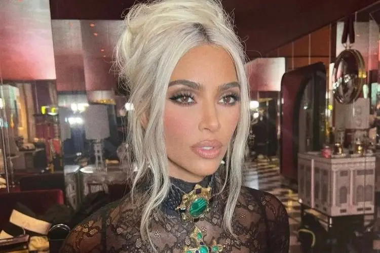 Tampil Serba Hitam di Ulang Tahun Khloe Kardashian, Kim Kardashian Terlihat Seksi Pakai Produk Balenciaga