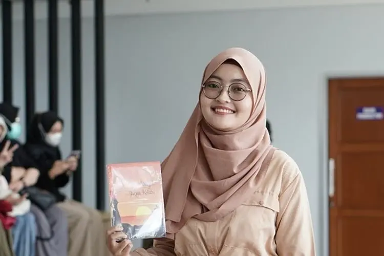 Perjuangan Listia Ena Rahayu Mahasiswa UM Bandung untuk Terbitkan Novel 'Langit Jingga Kelabu'