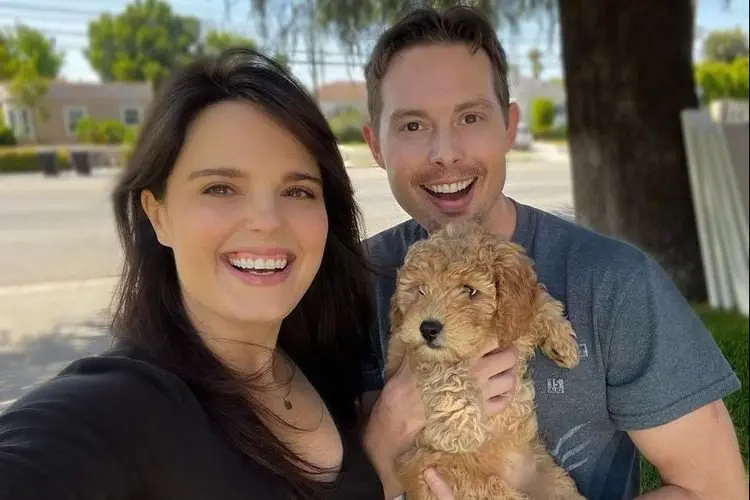 Bintang âHalloweentownâ Kimberly J Brown dan Daniel Kountz Akhirnya Bertunangan di Dunia Nyata