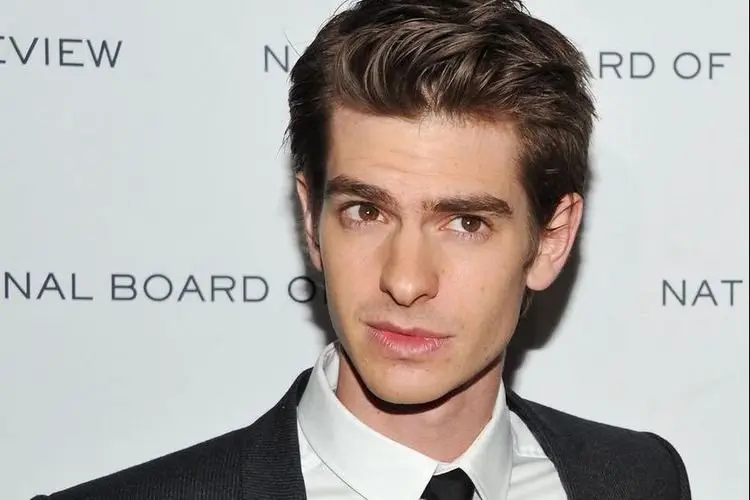 Pemeran âSpidermanâ Andwe Garfield Berselancar Ditengah Istirahatnya dari Syuting Film, Otot Besarnya Terlihat