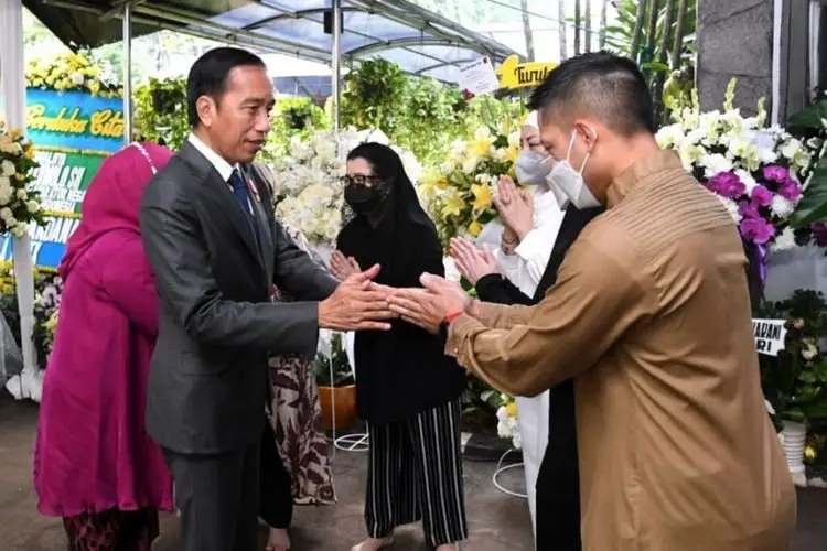 Baru Tiba di Tanah Air, Jokowi Langsung Takziah ke Rumah Duka Tjahjo Kumolo