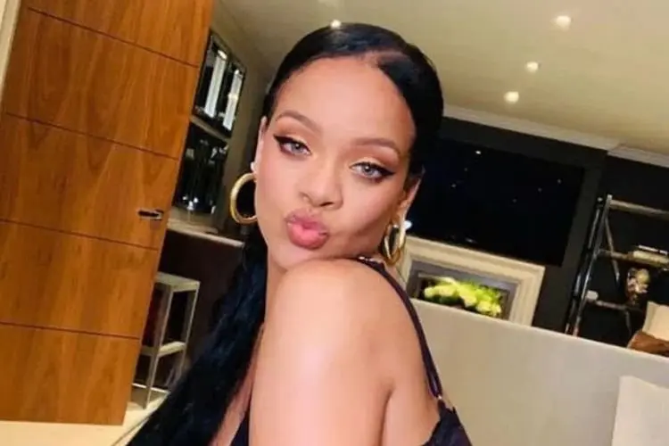 Pertama Kali Tampil ke Publik Setelah Melahirkan, Rihanna Tampil Bak Sedang Konser
