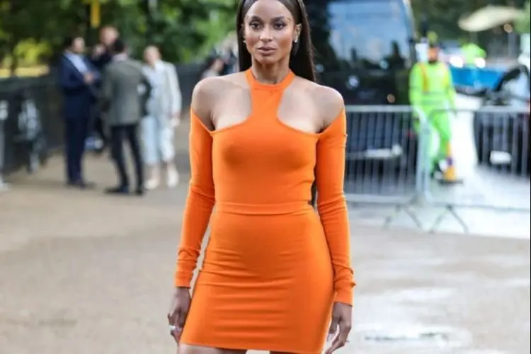 Tampilan Model Terkenal Ciara dengan Gaya Fashionnya Jadi Perhatian, Mini Dress Ketat Berwarna Oranye!