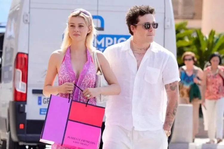 Brooklyn Beckam dan Nicola Peltz Nikmati Bulan Madu di Prancis, Pakaiannya Super Modis!