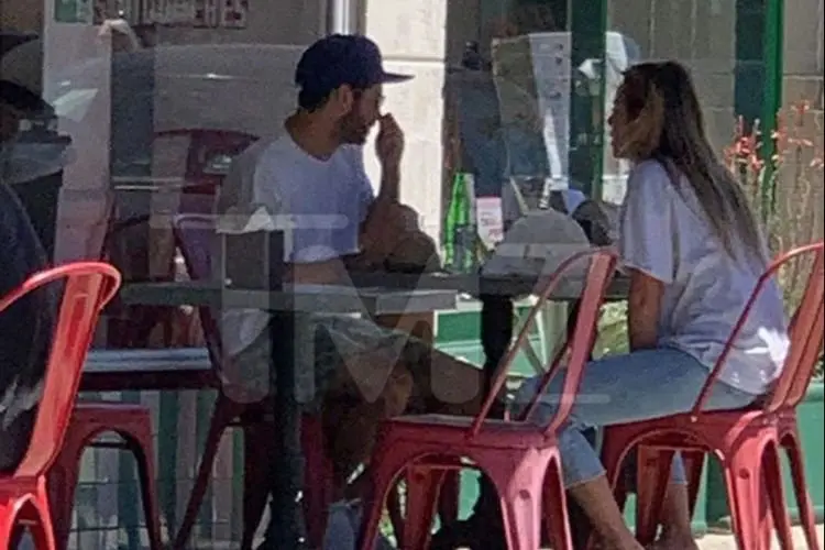 Aktor âThe Maze Runnerâ Dylan OâBrien dan Chloe Bennet Nikmati Makan Siang di Los Angeles