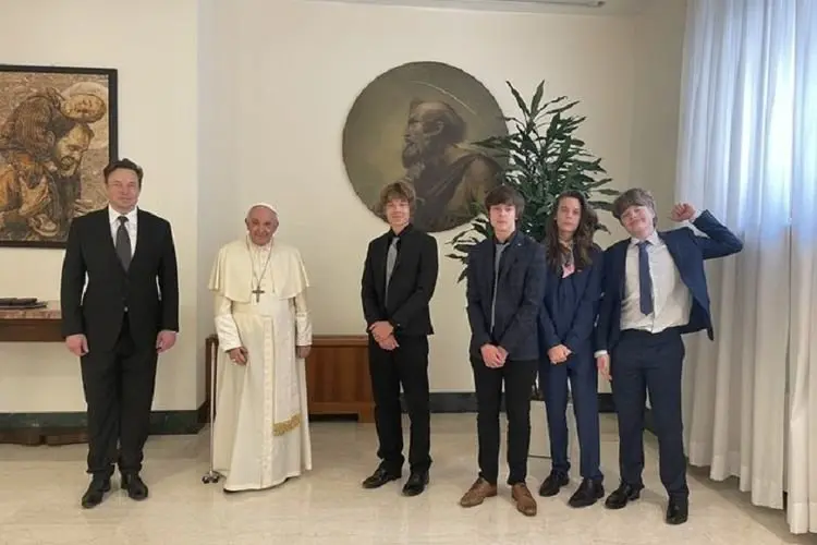 Lama Tak Aktif, Elon Musk Buat Heboh Usai Unggah Foto 4 Anaknya Bersama Paus Fransiskus di Twitter