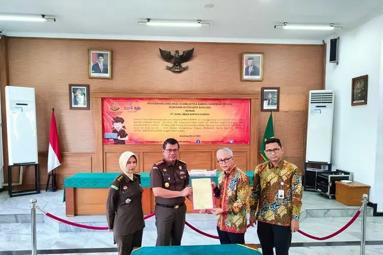 Kejagung Bersama Kejari Bandung Serahkan Hasil Lelang Terpidana Korupsi Kredit Fiktif