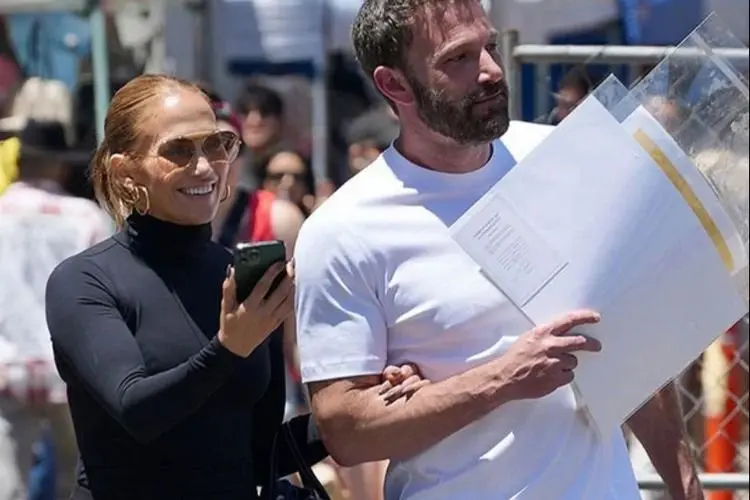 Pasangan Romantis, Jennifer Lopez dan Ben Affleck Habiskan Waktu Berdua di Melrose Trading Post Los Angeles