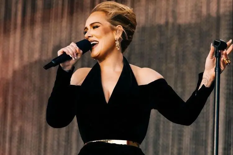Adele Tampil Memukau dengan Gaun Hitam Berkilau di Konser Hari ke-2, Tom Cruise Ikut Nonton!