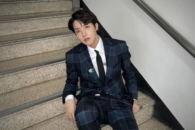 Lagu "More" Milik J-Hope Duduki Puncak Tangga Lagu iTunes di 84 Negara